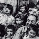 <p>Pablo Neruda con algunos niños y niñas del pasaje. <strong>/ Hamaika Bide</strong></p>