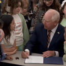 <p>Tim Walz firmando el programa estatal que garantizaba desayunos y almuerzos gratis a todos alumnos de la escuela pública. / <strong>X</strong></p>