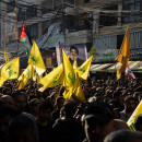 <p>Un poster de Hasán Nasrala, líder de Hezbolá, en la procesión que acompaña al féretro de Fuad Shukur, alto comandante de la milicia asesinado en un ataque israelí en Beirut. / <strong>M. M.</strong></p>