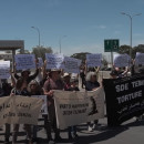 <p>Ciudadanos israelís se manifiestan contra las detenciones frente al campo de concentración de Sde Teiman. / <strong>CNN</strong></p>