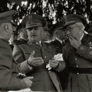 <p>Yagüe (a la derecha) junto a Franco en unas maniobras militares en 1946. / <strong>Kutxa Fototeka</strong></p>