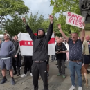 <p>Manifestantes de ultraderecha durante los disturbios de Liverpool. /<strong> RTVE</strong></p>