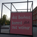 <p>Instalación en la que se lee en alemán “La Bauhaus surgió [palabra tachada] de Weimar. La Bauhaus huyó de Weimar”. /<strong> M.M. </strong><strong></strong></p>