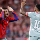 <p>Koke felicita a Correa tras el 0-1 definitivo. / <strong>Ángel Gutiérrez</strong></p>