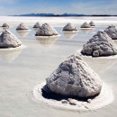 <p>Pilas de sal en el Salar de Uyuni (Bolivia), el mayor desierto de sal del mundo. / <strong>Luca Galuzzi - galuzzi.it, via Wikimedia Commons</strong></p>