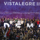 <p>Cargos y representantes de Podemos saludan desde el escenario en el cierre del Congreso de Vistalegre. / <strong>Manolo Finish</strong></p>