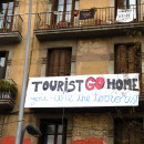 <p>Pancarta en protesta del turismo masivo en Barcelona. / <strong>Miltos Gika</strong></p>