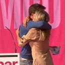 <p>Íñigo Errejón y Yolanda Díaz se abrazan durante un mitin de Sumar en Gijón, junio de 2024. / <strong>YouTube (RTVE)</strong></p>