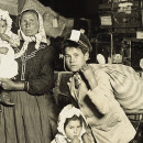 <p>Familia italiana en la sala de equipajes de Ellis Island (1905), Nueva York. / <strong>COURTESY OF SWANN AUCTIONS GALLERIESs</strong></p>