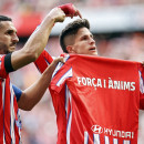 <p>Koke y Giuliano, autor del primer gol, muestran la camiseta de apoyo a las víctimas de la DANA. / <strong>Atlético de Madrid</strong></p>