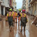 <p>Un grupo de bomberos revisa los garajes del municipio de Masanasa, durante la tarde del 3 de noviembre. / <strong>Bombers Consorci VLC</strong></p>