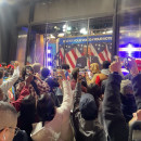 <p>Un grupo de electores republicanos se agolpa frente a una pantalla que emite el discurso de Trump, en Times Square (Nueva York). / <strong>E. B.</strong></p>