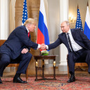 <p>El entonces presidente Donald Trump saluda al presidente ruso Putin durante un reunión celebrada en 2018. /<strong> Trump White House Archived</strong></p>