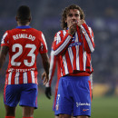 <p>Griezmann besa el escudo, tras marcar el cuarto tanto. / <strong>CAM</strong></p>