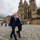 <p>Rubiales y Louzán, en la praza do Obradoiro (Santiago de Compostela). / <strong>Real Federación Gallega de Fútbol</strong></p>