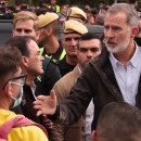 <p>Felipe VI durante su visita a Paiporta. / <strong>YouTube (casarealtv)</strong></p>