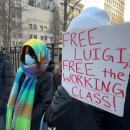 <p>Manifestantes piden libertad para Luigi Mangione a las puertas del juzgado de Nueva York en el que declaraba el acusado. / <strong>YouTube (Philstar News)</strong></p>