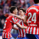 <p>Lenglet y Julián celebran un gol ante Osasuna. / <strong>C.A.M.</strong></p>