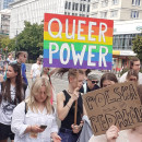 <p>Una pancarta con el lema 'Queer power' en el Desfile por la Igualdad de 2023 en Varsovia. / <strong>Tomasz Molina (Wikimedia Commons)</strong></p>