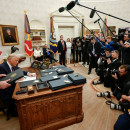 <p>Trump firma decretos frente a las cámaras en el Despacho Oval. / <strong>Daniel Torok (The White House)</strong></p>