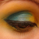 <p>Maquillaje con sombra de ojos azul y amarilla. / <strong>Deborah Austin, CC BY 2.0 (Wikimedia Commons)</strong></p>