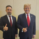 <p>Santiago Abascal posa junto a Donald Trump durante un encuentro entre políticos conservadores en febrero de 2024. / <strong>V.E.</strong></p>