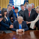 <p>El presidente Trump rodeado por su equipo en una imagen difundida el 7 de febrero por la Casa Blanca. / <strong>Facebook The White House</strong></p>