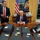 <p>Trump, antes de la firma de decenas de decretos en el Despacho Oval, el pasado 21 de enero. / <strong>Daniel Torok (The White House)</strong></p>