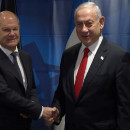 <p>El canciller alemán Scholz saluda al primer ministro israelí Netanyahu durante un encuentro el pasado 19 de septiembre. / <strong>IsraeliPM</strong></p>