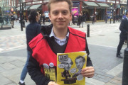 <p>Owen Jones vendiendo ejemplares del semanario 'Big Issue' en Covent Garden, en febrero de 2016.</p>