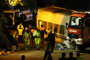 <p>Bomberos y protección civil, en el lugar del accidente esa misma madrugada.</p>