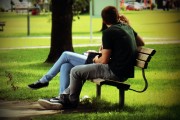 <p>Una pareja de jóvenes en un parque. </p>