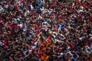 <p>El expresidente Lula, rodeado de sus partidarios, llega a la sede del sindicato de metalúrgicos, horas antes de entrar en prisión. Fotograma del documental 'Democracia en peligro' de Petra Costa.</p>