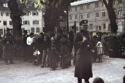 <p>Sinti y gitanos siendo deportados en la ciudad de Asperg, Alemania. 1940.</p>