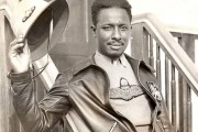<p><br />El piloto afroamericano John Robinson luchó en Etiopía contra las fuerzas de ocupación fascistas de Italia en 1935.</p>