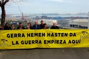 <p>Grupo de ciudadanos protesta contra el envío de armas a Arabia Saudí desde el Puerto de Bilbao en 2018.</p>