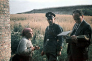 <p>Mujer gitana frente a un policía alemán y el psicólogo nazi Robert Ritter.</p>