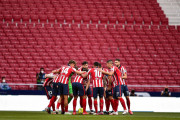 <p>Los jugadores del Atleti reunidos en el terreno de juego.</p>