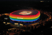 <p>El Allianz Arena, estadio del Bayern, iluminado con la bandera arcoíris.</p>