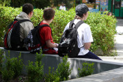 <p>Adolescentes con mochilas escolares.</p>