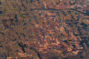 <p>Campos de cultivo en la Amazonía. Hace unas décadas, esta imagen habría sido verde oscura.</p>