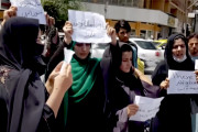 <p>Un grupo de mujeres afganas protesta en las calles de Kabul contra los talibán (Afganistán, hace unos días).</p>