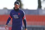 <p>Diego Pablo Simeone, durante un entrenamiento del Atlético de Madrid. </p>