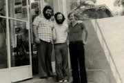 <p>Miguel Merino, a la derecha, junto a Javier Alejano, profesor de música (centro), y Chevo (Ciencias Naturales) en la puerta del Yale a mediados de los setenta.</p>