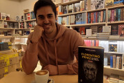 <p>Fonsi Loaiza sonríe durante la entrevista en la librería + Bernat de Barcelona.</p>
