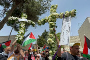 <p>Palestinos y palestinas rindiendo homenaje a Shireen Abu Akleh.</p>
