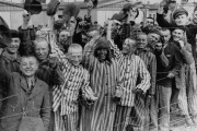 <p>Prisioneros de Dachau en el día de su liberación por el ejército estadounidense.</p>
