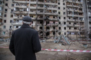 <p>Un hombre contempla los restos de un edificio bombardeado en Kiev el pasado 25 de febrero.</p>