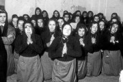 <p>Un grupo de mujeres en la prisión especial de Calzada de Oropesa, 1941.</p>