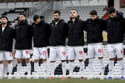 <p>Jugadores de la selección de Irán vestidos con chaquetas negras como protesta por la represión a las mujeres, el pasado 27 de septiembre. </p>